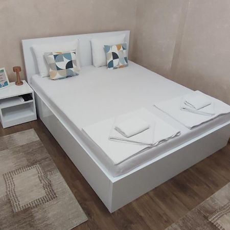 Apartman Menrat Novi Sad Bagian luar foto